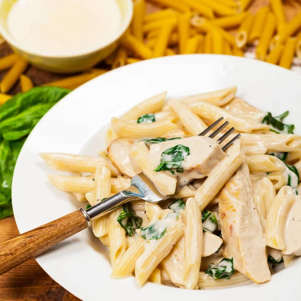 Spinach Chicken Alfredo Parmesan Pasta Enfoque Selectivo — Foto de Stock