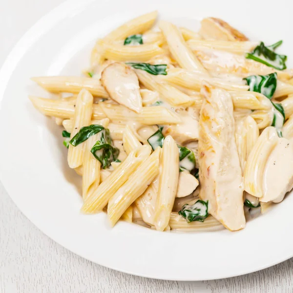 Frango Espinafre Alfredo Parmesan Pasta Foco Seletivo — Fotografia de Stock