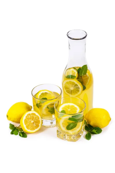 Limonata Içkiyle Limon Suyu Izole Beyaz Arka Plan Üzerinde Seçici — Stok fotoğraf