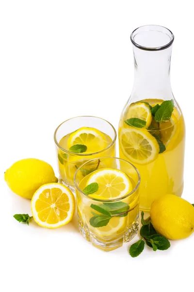 Limonata Içkiyle Limon Suyu Izole Beyaz Arka Plan Üzerinde Seçici — Stok fotoğraf