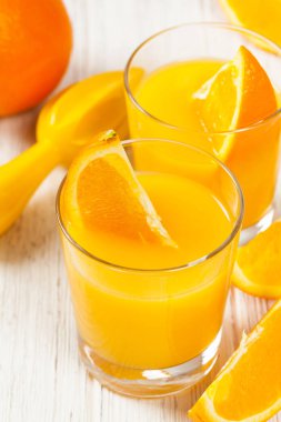 Ahşap zemin üzerine portakal suyu. Seçici odak.