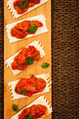 Közlenmiş biber meze salata yayıldı. Seçici odak.