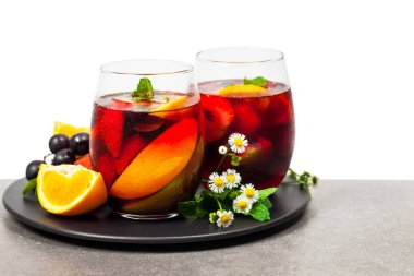 Beyaz arka plan üzerinde izole yaz kırmızı şarap Sangria içmek. Seçici odak.