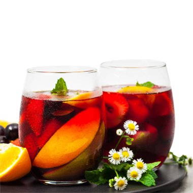Beyaz arka plan üzerinde izole yaz kırmızı şarap Sangria içmek. Seçici odak.