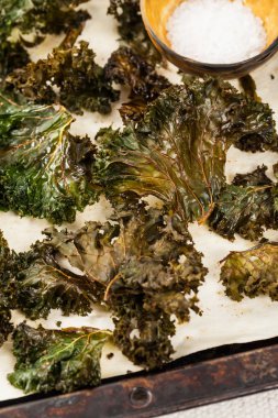 Gevrek lahana cips pişmiş. Seçici odak.