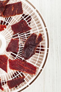 Ev yapımı sığır sarsıntılı bir kurutucu ile. Seçici odak.