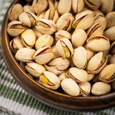 Deniz tuzu antepfıstığı kavrulmuş. Seçici odak.