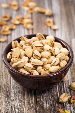 Deniz tuzu antepfıstığı kavrulmuş. Seçici odak.