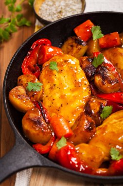 Patates, havuç ve biber ile kavrulmuş tavuk göğsü. Seçici odak.