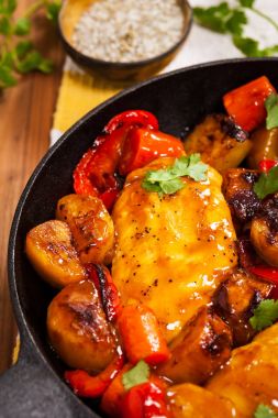 Patates, havuç ve biber ile kavrulmuş tavuk göğsü. Seçici odak.