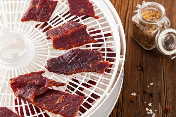 Carne Casera Jerky Con Deshidratador Enfoque Selectivo — Foto de Stock