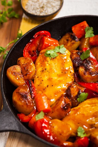 Gebratene Hühnerbrust Mit Kartoffeln Karotten Und Paprika Selektiver Fokus — Stockfoto