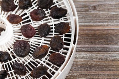 Organik Kuru Kayısı Dehydrator ile yaptı. Seçici odak.