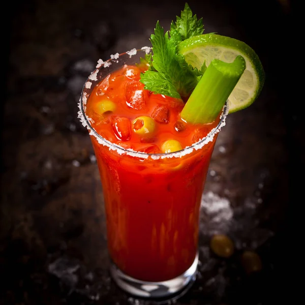 Bloody Mary Cocktail Met Wodka Tomatensap Tabasco Saus Ijs Versierd — Stockfoto