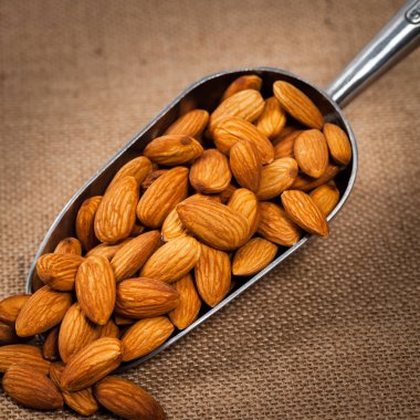 Badem fındık dolu Kepçe. Seçici odak.