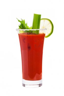 Bloody Mary kokteyl izole beyaz arka plan üzerinde. Seçici odak.