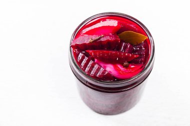 Pancar turşusu salatası kavanozun içinde. Seçici odak.