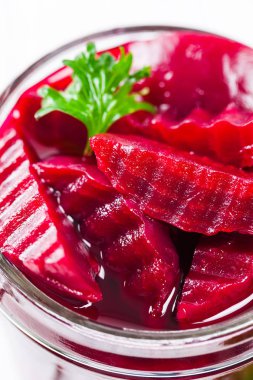 Pancar turşusu salatası kavanozun içinde. Seçici odak.