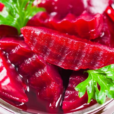 Pancar turşusu salatası kavanozun içinde. Seçici odak.