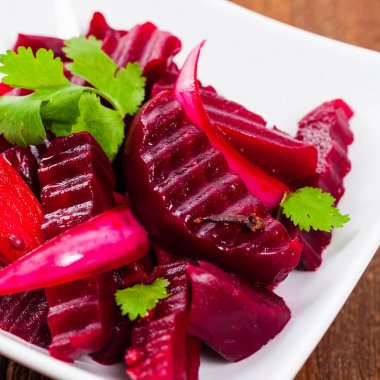Pancar turşusu salatası. Seçici odak.