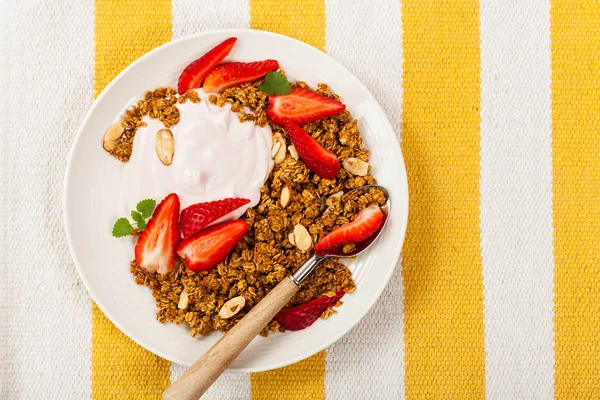 Aardbei Kaneel Granola Yoghurt Ontbijt Selectieve Aandacht — Stockfoto