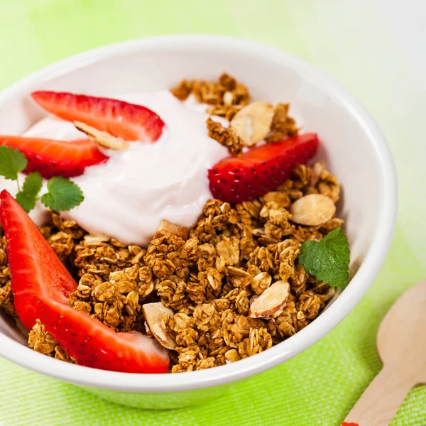 Strawberry Cinnamon Granola Yogurt Breakfast Focalizare Selectivă — Fotografie, imagine de stoc