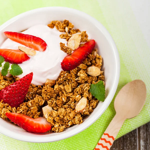 Strawberry Cinnamon Granola Yogurt Breakfast Focalizare Selectivă — Fotografie, imagine de stoc