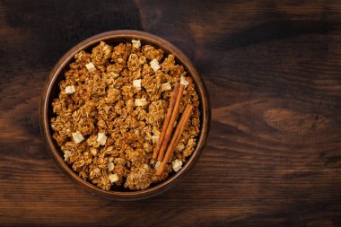 Elma tarçın Granola. Seçici odak.