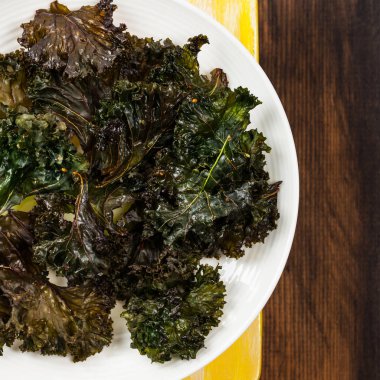 Gevrek lahana cips pişmiş. Seçici odak.