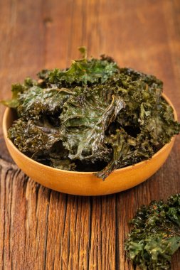 Gevrek lahana cips pişmiş. Seçici odak.