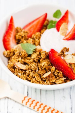 Çilek tarçın Granola yoğurt kahvaltı. Seçici odak.