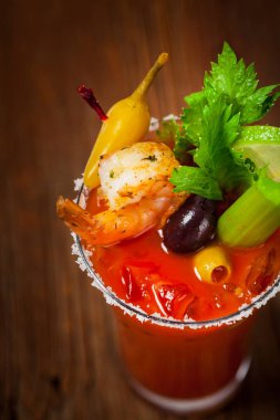 Kanlı Mary kokteyl votka ve domates suyu, Tabasco sos ve buz ile kereviz ile dekore edilmiştir. Seçici odak.