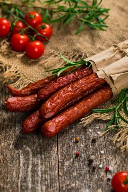 Kabanos ya da Cabanossi İnce Kuru Tütsülenmiş Polonya Sosisi. Seçici odak.