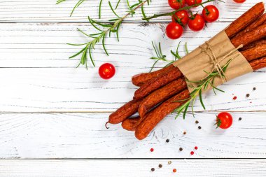 Beyaz Ahşap Arkaplanda İnce Tütsülenmiş Polonya Sosisi Kabanos veya Cabanossi. Seçici odak.