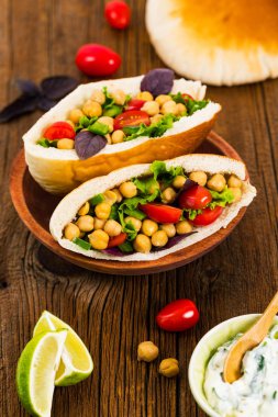 Nohut fasulye veya Nohut Salatası sebzeli pide. Seçici odak.