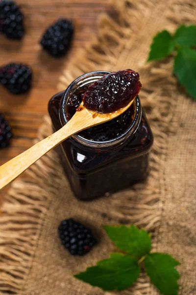 Jar Blackberry Jam Conerves Old Wooden Background Selektivní Zaměření — Stock fotografie