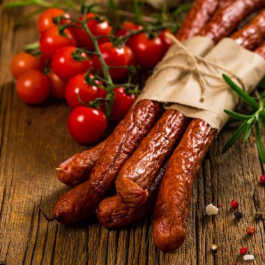 Kabanos ya da Cabanossi İnce Kuru Tütsülenmiş Polonya Sosisi. Seçici odak.