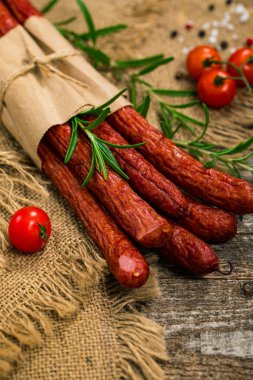 Kabanos ya da Cabanossi İnce Kuru Tütsülenmiş Polonya Sosisi. Seçici odak.