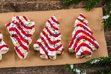 Tahta Arkaplan 'da Noel Ağacı Kekleri. Seçici odak.