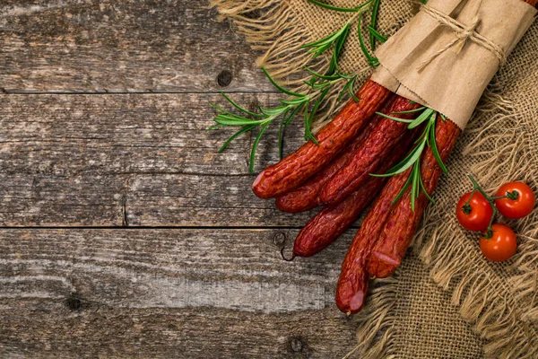 Kabanos Cabanossi Salsiccia Sottile Affumicata Secca Fondo Legno Focus Selettivo — Foto Stock