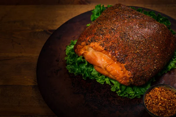 ローストトルコ胸カジュンスタイル古い木製の背景にデリランチ肉 選択的焦点 — ストック写真
