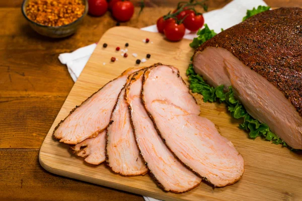 Tacchino Arrosto Seno Cajun Style Deli Lunch Meat Sfondo Legno — Foto Stock