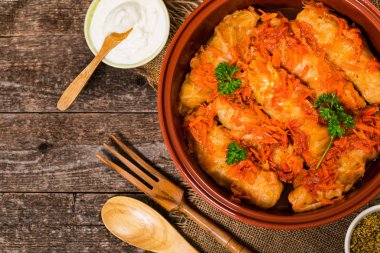 Eski Ahşap Arkaplanda Lahana Doldurulmuş Top View. Seçici odak.