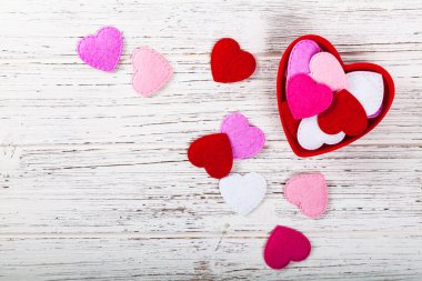 Tahta masada oyuncak kalplerle Sevgililer Günü geçmişi. Seçici odak.