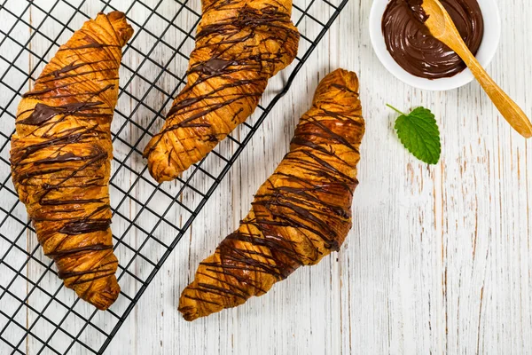 Čokoládové Croissanty Snídani Bílém Dřevěném Pozadí Selektivní Zaměření — Stock fotografie