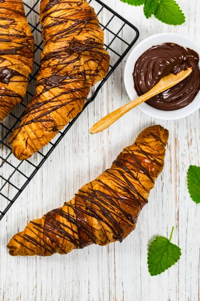 Schokoladencroissants Zum Frühstück Auf Weißem Holzhintergrund Selektiver Fokus — Stockfoto