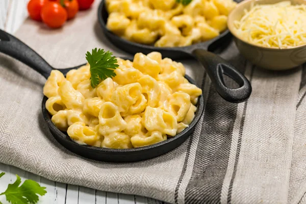 Macaroni Cheese Old Fashioned Skillet Wooden Background Selective Focus — Stock Photo, Image