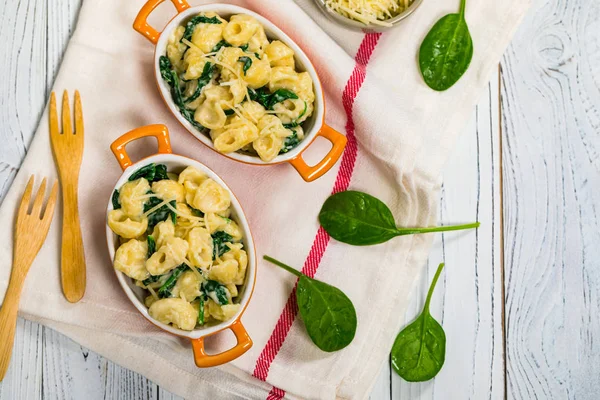 Parmesan Spenat Mac Och Ost Vit Trä Bakgrund Selektiv Inriktning — Stockfoto