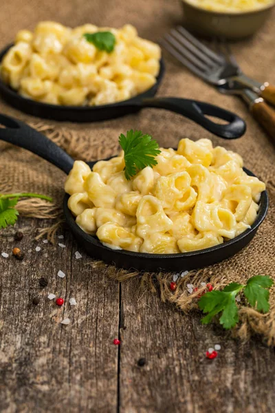 Maccheroni Formaggio Old Fashioned Skillet Sfondo Legno Focus Selettivo — Foto Stock