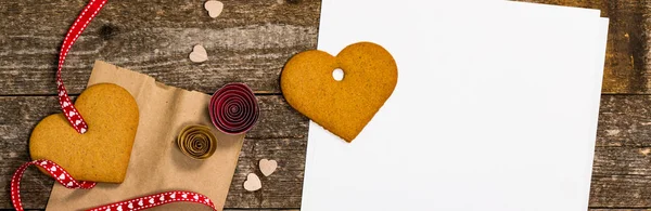 San Valentino Biscotti Forma Cuore Sfondo Legno Con Libro Bianco — Foto Stock